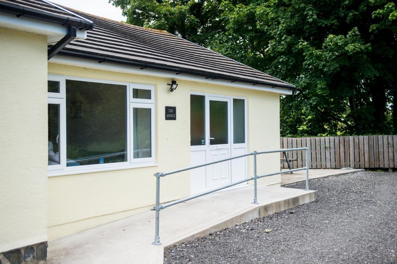 Round Park- Private And Spacious Family Bungalow With Parking Villa Laugharne Exterior photo