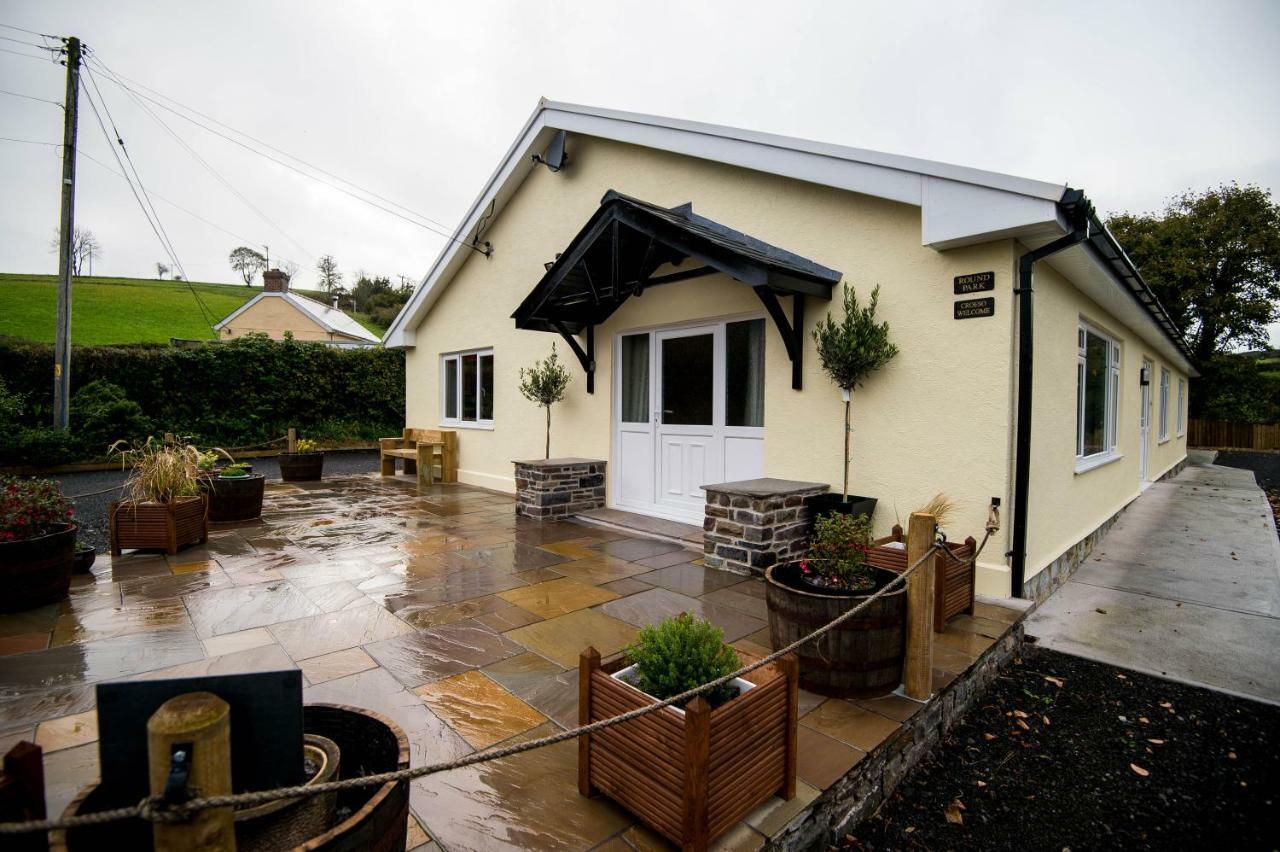 Round Park- Private And Spacious Family Bungalow With Parking Villa Laugharne Exterior photo