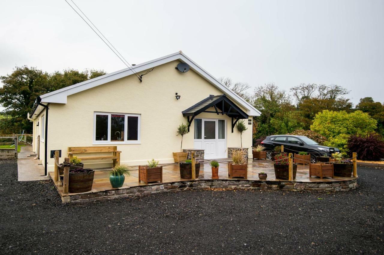 Round Park- Private And Spacious Family Bungalow With Parking Villa Laugharne Exterior photo