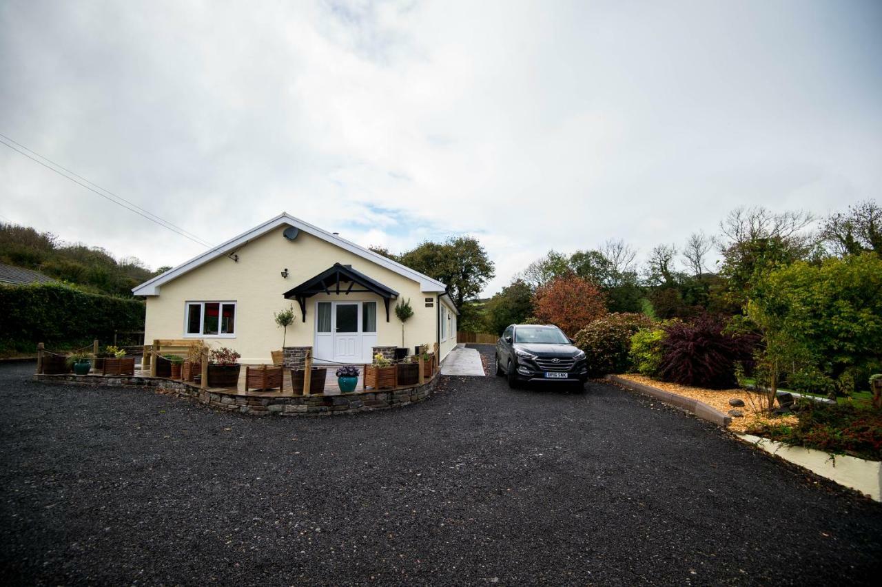 Round Park- Private And Spacious Family Bungalow With Parking Villa Laugharne Exterior photo