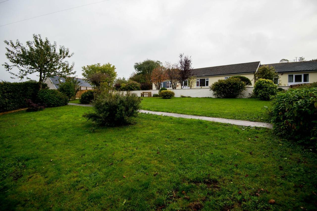 Round Park- Private And Spacious Family Bungalow With Parking Villa Laugharne Exterior photo