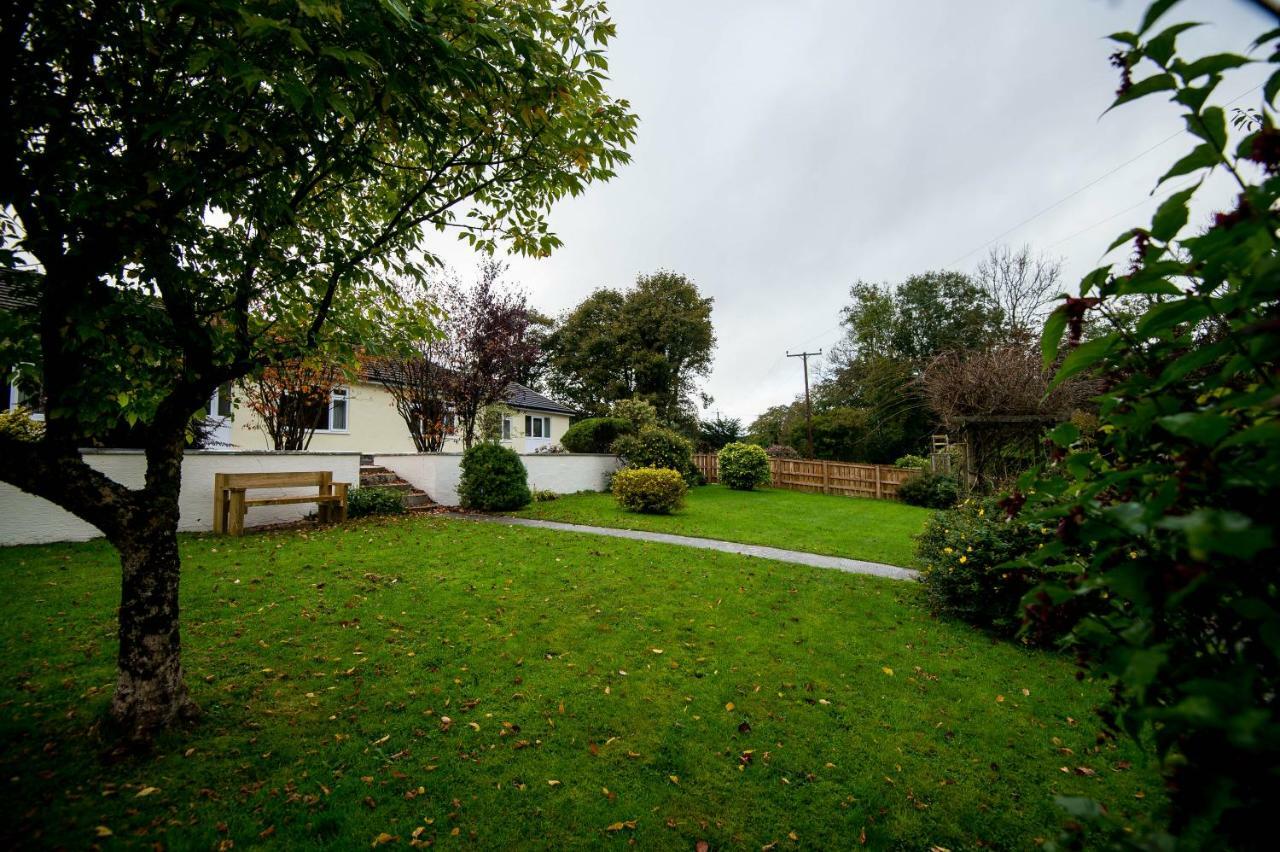 Round Park- Private And Spacious Family Bungalow With Parking Villa Laugharne Exterior photo